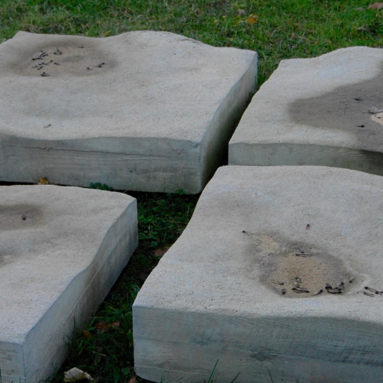Tobias Rempp – Pfützen, Betonskulpturen